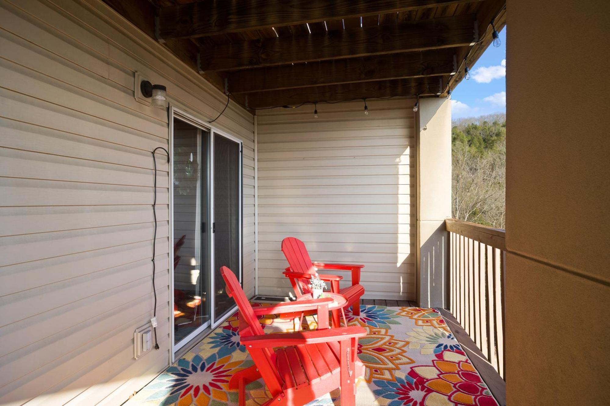 Walk-in, No Stairs Condo, Pets Welcome, 4 Mins To Silver Dollar City, 14 Mins To Ball Park Of America, Amazing Ozark Mountian Views * Branson