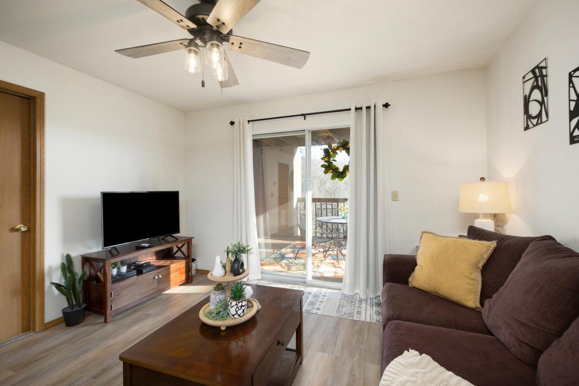 Walk-in, No Stairs Condo, Pets Welcome, 4 Mins To Silver Dollar City, 14 Mins To Ball Park Of America, Amazing Ozark Mountian Views Appartement
