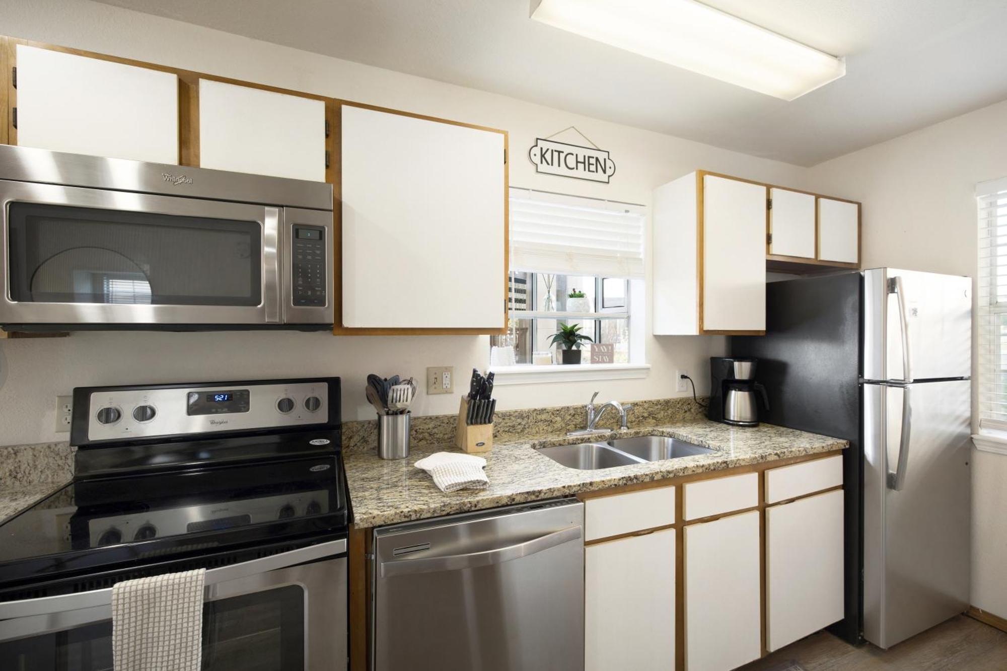 Apartment Walk-in, No Stairs Condo, Pets Welcome, 4 Mins To Silver Dollar City, 14 Mins To Ball Park Of America, Amazing Ozark Mountian Views *
