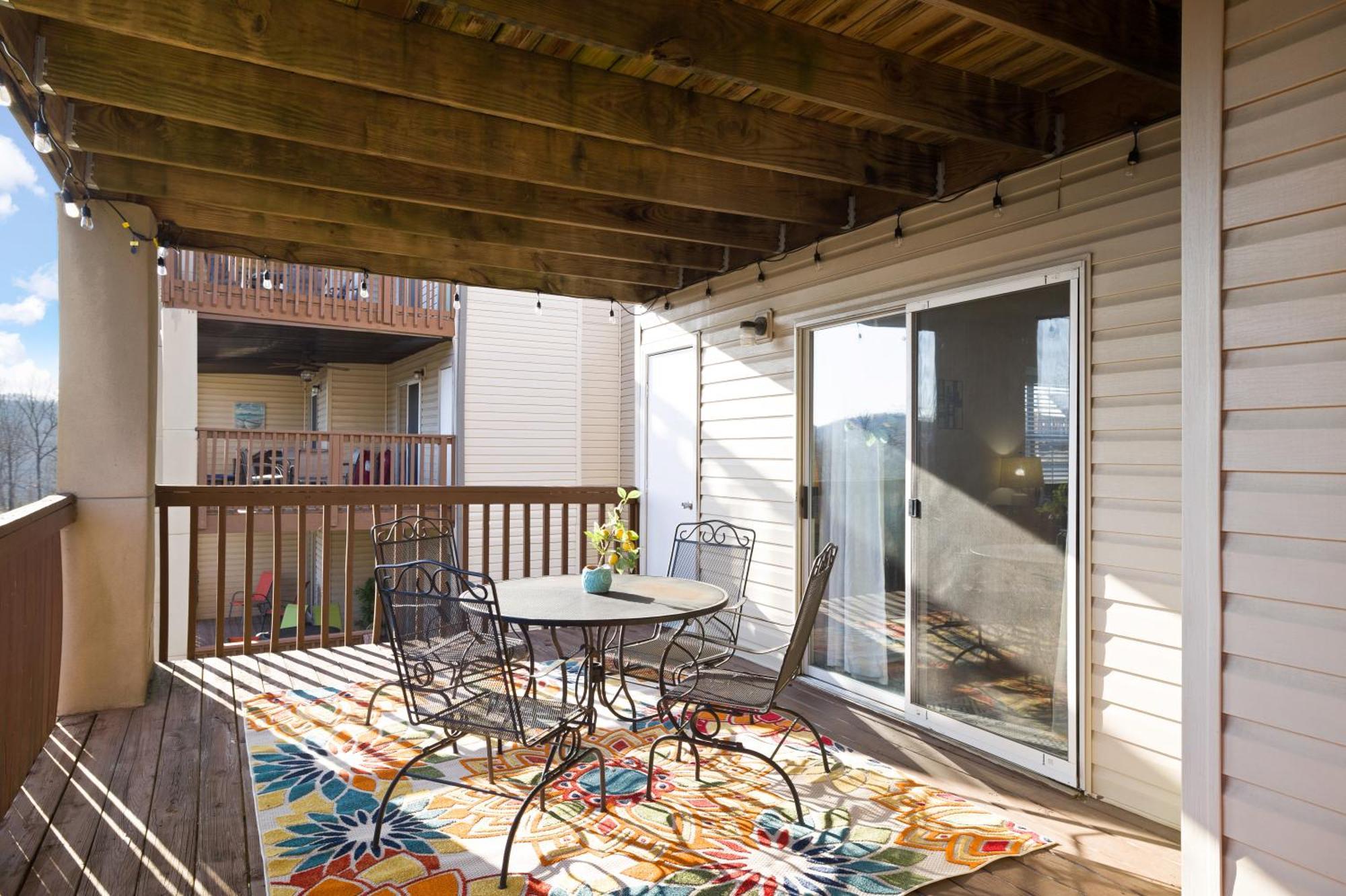Walk-in, No Stairs Condo, Pets Welcome, 4 Mins To Silver Dollar City, 14 Mins To Ball Park Of America, Amazing Ozark Mountian Views Appartement *
