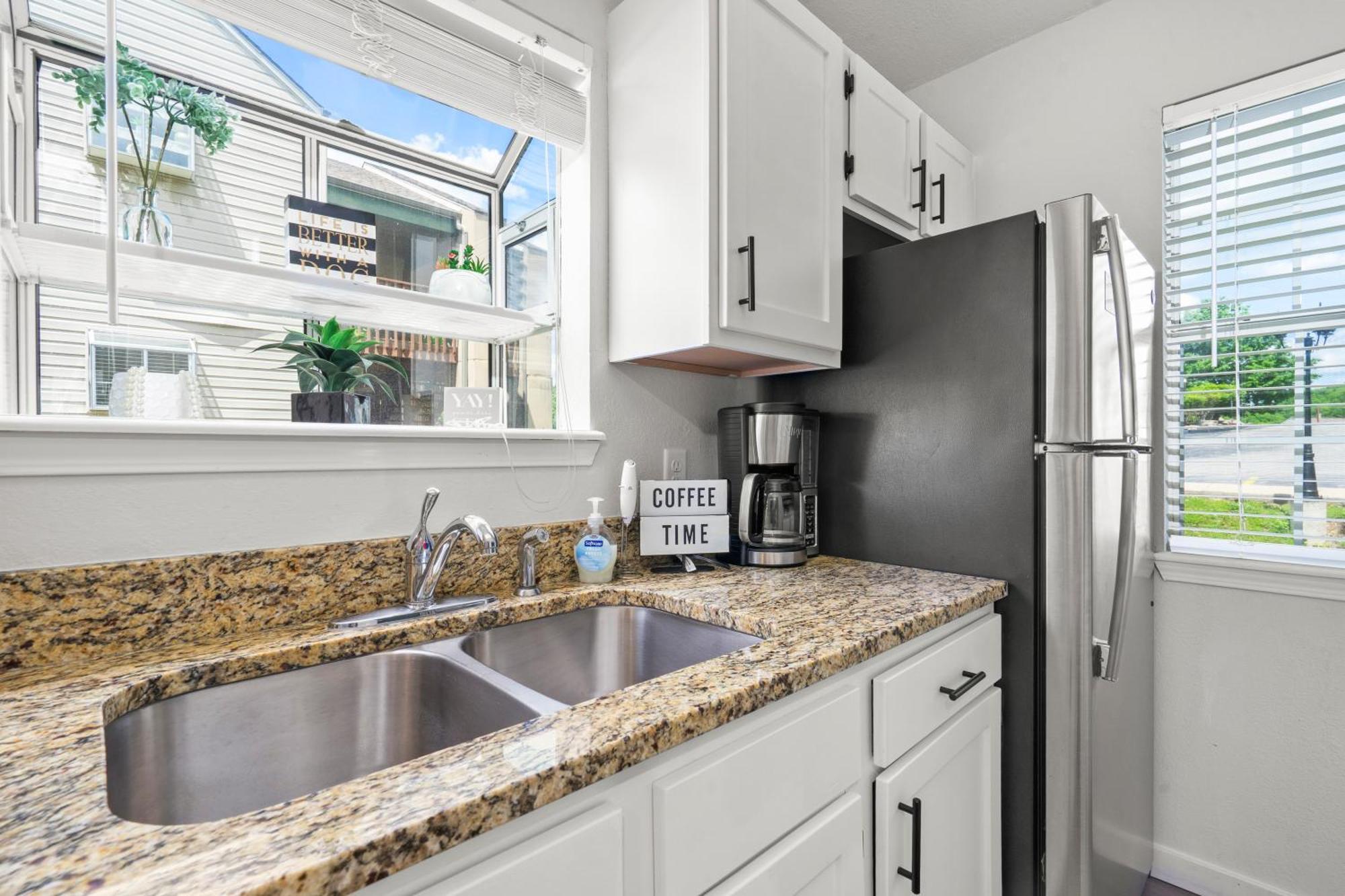Walk-in, No Stairs Condo, Pets Welcome, 4 Mins To Silver Dollar City, 14 Mins To Ball Park Of America, Amazing Ozark Mountian Views *