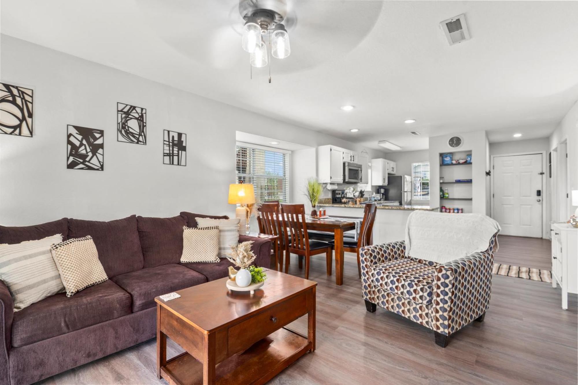 Walk-in, No Stairs Condo, Pets Welcome, 4 Mins To Silver Dollar City, 14 Mins To Ball Park Of America, Amazing Ozark Mountian Views