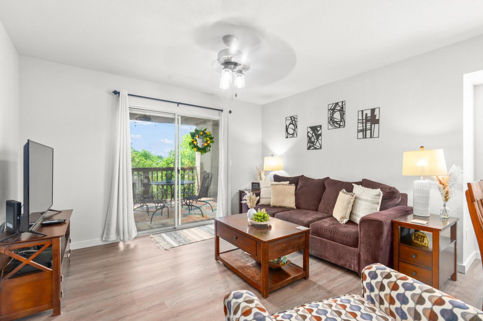 Walk-in, No Stairs Condo, Pets Welcome, 4 Mins To Silver Dollar City, 14 Mins To Ball Park Of America, Amazing Ozark Mountian Views Apartment Branson